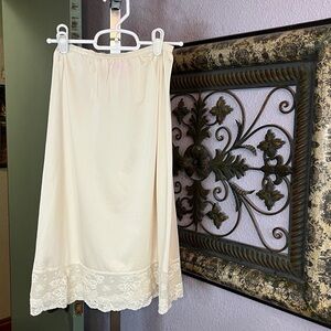 VTG Shadow Line Half Slip Cream Lace Trimmed